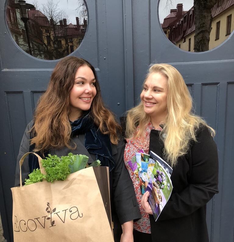 Amina Bergendahl och Annika Riis Kristofferson håller i en Ecoviva matkasse