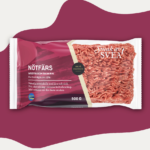 En förpackning köttfärs med moderns mönster och texten 